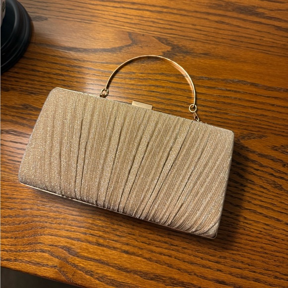 Elegant Gold Evening Clutch - Picture 4 of 6